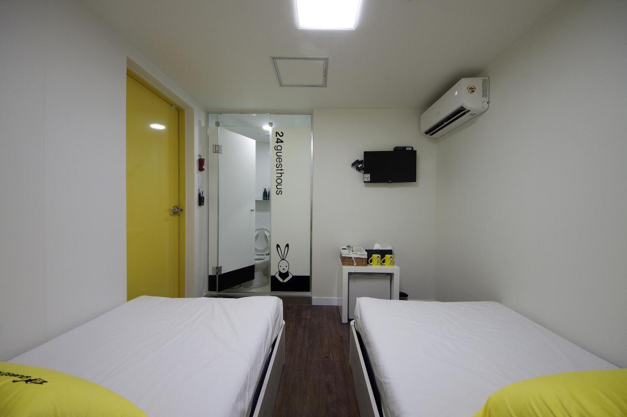 24 Guesthouse Myeongdong Town Сеул Номер фото